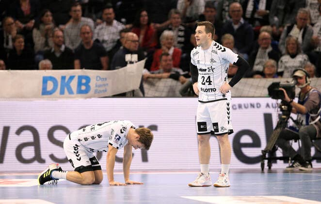 Foto : Verlierer Gesichter bei Kiel , hier ... Rune Dahmke am Boden zerstört , und rechts ... Miha Zarabec (Kiel) Handball Herren 1. Bundesliga am So. 22.12.2019 THW Kiel - HSG Wetzlar 20 - 27