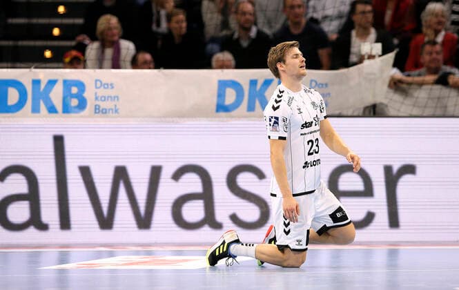 Foto : Verlierer Gesichter bei Kiel , hier ... Rune Dahmke am Boden zerstört Handball Herren 1. Bundesliga am So. 22.12.2019 THW Kiel - HSG Wetzlar 20 - 27