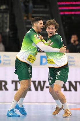 Foto : Siegesjubel bei den Spielern von Wetzlar ... hier ... Ole Forsell Schefvert Wetzlar und links ... Stefan CAVOR Handball Herren 1. Bundesliga am So. 22.12.2019 THW Kiel - HSG Wetzlar 20 - 27