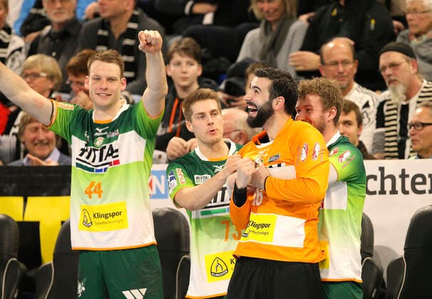 Foto : Siegesjubel bei den Spielern von Wetzlar ... hier ... Torhüter Anadin Suljakovic mit Viggo Kristjansson und rechts Alexander FELD Handball Herren 1. Bundesliga am So. 22.12.2019 THW Kiel - HSG Wetzlar 20 - 27