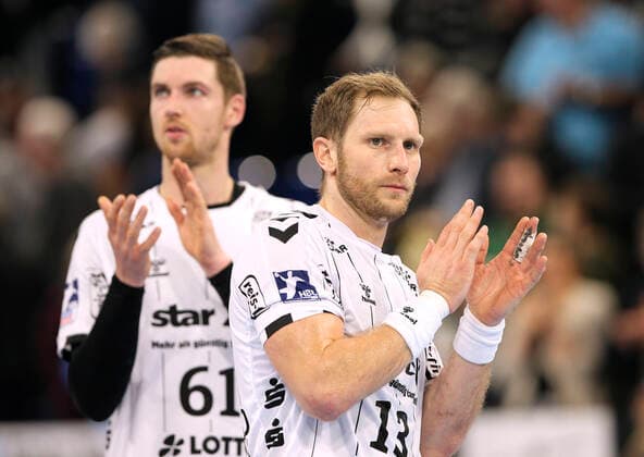 Foto : traurige Gesichter beim THW ..... hier ... Steffen Weinhold (Kiel) und hinten Hendrik Pekeler Handball Herren 1. Bundesliga am So. 22.12.2019 THW Kiel - HSG Wetzlar 20 - 27