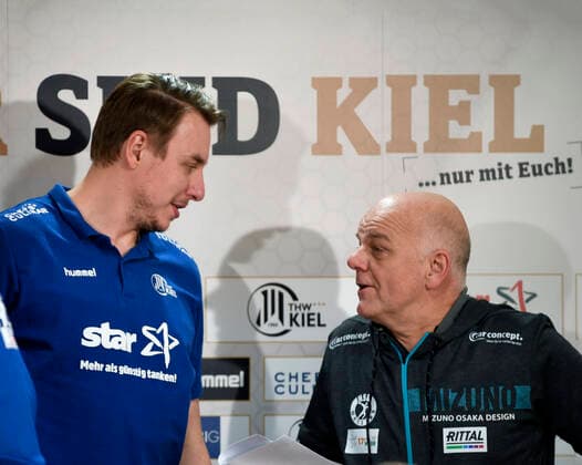 Wetzlar-Trainer Kai Wandschneider mit THW-Trainer Filip Jicha, Handball-Bundesliga, Liqui-Moly-HBL, Männer, 18. Spieltag, THW Kiel vs HSG Wetzlar, 22.12.19 Kiel Sparkassen Arena Schleswig-Holstein Germany
