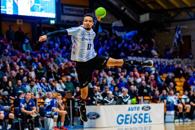 Maurice Lungela ( 17 Eintracht Hildesheim) waehrend der Begegnung in der 3. Liga Nord-Ost (Herren) Handball - Saison 2019-2020 zwischen Dessau-Rosslauer HV 06 und Eintracht Hildesheim in der Anhalt Arena am 22. December 2019 in Dessau-Rosslau, Sachsen Anhalt, Deutschland