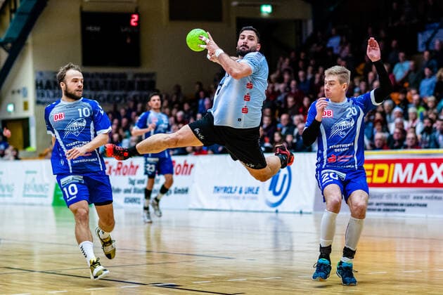 (vlr) Vincent Sohmann ( 10 Dessau-Rosslauer HV 06), Nikolaos Tzoufras ( 23 Eintracht Hildesheim), Slavomir Mlotek ( 20 Dessau-Rosslauer HV 06) waehrend der Begegnung in der 3. Liga Nord-Ost (Herren) Handball - Saison 2019-2020 zwischen Dessau-Rosslauer HV 06 und Eintracht Hildesheim in der Anhalt Arena am 22. December 2019 in Dessau-Rosslau, Sachsen Anhalt, Deutschland