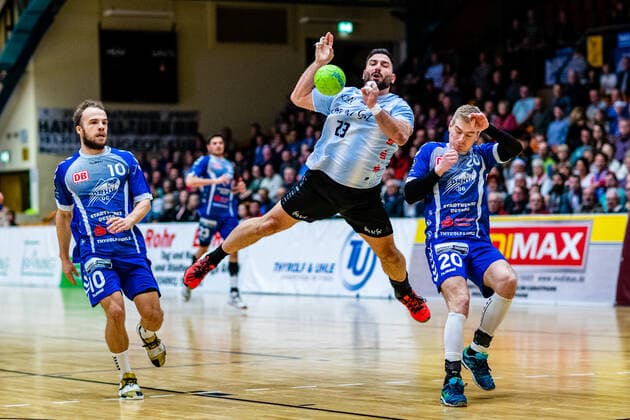 (vlr) Vincent Sohmann ( 10 Dessau-Rosslauer HV 06), Nikolaos Tzoufras ( 23 Eintracht Hildesheim), Slavomir Mlotek ( 20 Dessau-Rosslauer HV 06) waehrend der Begegnung in der 3. Liga Nord-Ost (Herren) Handball - Saison 2019-2020 zwischen Dessau-Rosslauer HV 06 und Eintracht Hildesheim in der Anhalt Arena am 22. December 2019 in Dessau-Rosslau, Sachsen Anhalt, Deutschland