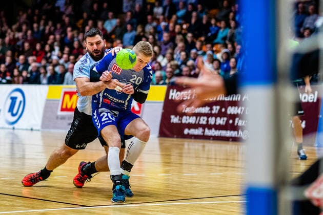 Nikolaos Tzoufras ( 23 Eintracht Hildesheim), Slavomir Mlotek ( 20 Dessau-Rosslauer HV 06) waehrend der Begegnung in der 3. Liga Nord-Ost (Herren) Handball - Saison 2019-2020 zwischen Dessau-Rosslauer HV 06 und Eintracht Hildesheim in der Anhalt Arena am 22. December 2019 in Dessau-Rosslau, Sachsen Anhalt, Deutschland