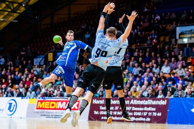 Daniel Zele ( 28 Dessau-Rosslauer HV 06), Matteo Ehrlers ( 99 Eintracht Hildesheim) waehrend der Begegnung in der 3. Liga Nord-Ost (Herren) Handball - Saison 2019-2020 zwischen Dessau-Rosslauer HV 06 und Eintracht Hildesheim in der Anhalt Arena am 22. December 2019 in Dessau-Rosslau, Sachsen Anhalt, Deutschland