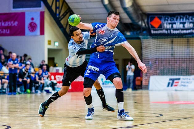 Timo Löser ( 5 Dessau-Rosslauer HV 06) am Ball Maurice Lungela ( 17 Eintracht Hildesheim) waehrend der Begegnung in der 3. Liga Nord-Ost (Herren) Handball - Saison 2019-2020 zwischen Dessau-Rosslauer HV 06 und Eintracht Hildesheim in der Anhalt Arena am 22. December 2019 in Dessau-Rosslau, Sachsen Anhalt, Deutschland