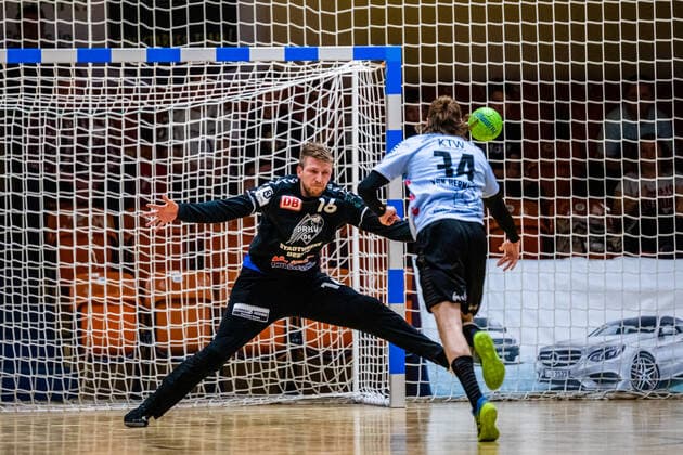 Philip Ambrosius ( 16 Dessau-Rosslauer HV 06), Lothar von Hermanni ( 34 Eintracht Hildesheim) waehrend der Begegnung in der 3. Liga Nord-Ost (Herren) Handball - Saison 2019-2020 zwischen Dessau-Rosslauer HV 06 und Eintracht Hildesheim in der Anhalt Arena am 22. December 2019 in Dessau-Rosslau, Sachsen Anhalt, Deutschland