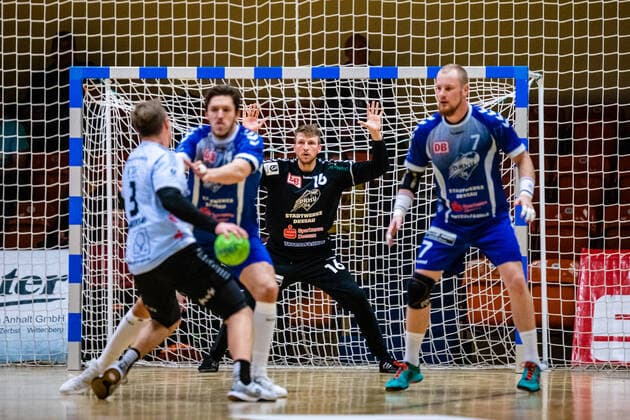 Philip Ambrosius ( 16 Dessau-Rosslauer HV 06) waehrend der Begegnung in der 3. Liga Nord-Ost (Herren) Handball - Saison 2019-2020 zwischen Dessau-Rosslauer HV 06 und Eintracht Hildesheim in der Anhalt Arena am 22. December 2019 in Dessau-Rosslau, Sachsen Anhalt, Deutschland
