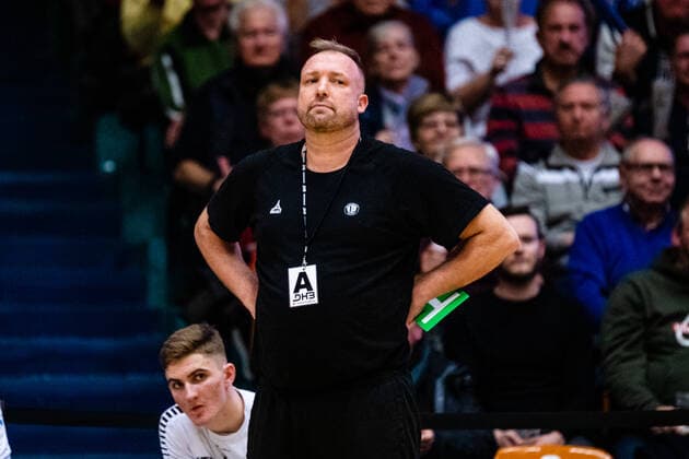 Trainer Jürgen Bätjer (Eintracht Hildesheim) waehrend der Begegnung in der 3. Liga Nord-Ost (Herren) Handball - Saison 2019-2020 zwischen Dessau-Rosslauer HV 06 und Eintracht Hildesheim in der Anhalt Arena am 22. December 2019 in Dessau-Rosslau, Sachsen Anhalt, Deutschland
