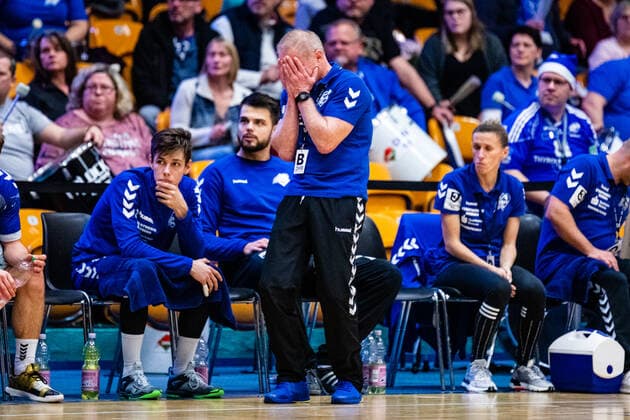 Trainer Uwe Jungandreas (Dessau-Rosslauer HV 06) verzweifelt an der Seitenlinie waehrend der Begegnung in der 3. Liga Nord-Ost (Herren) Handball - Saison 2019-2020 zwischen Dessau-Rosslauer HV 06 und Eintracht Hildesheim in der Anhalt Arena am 22. December 2019 in Dessau-Rosslau, Sachsen Anhalt, Deutschland
