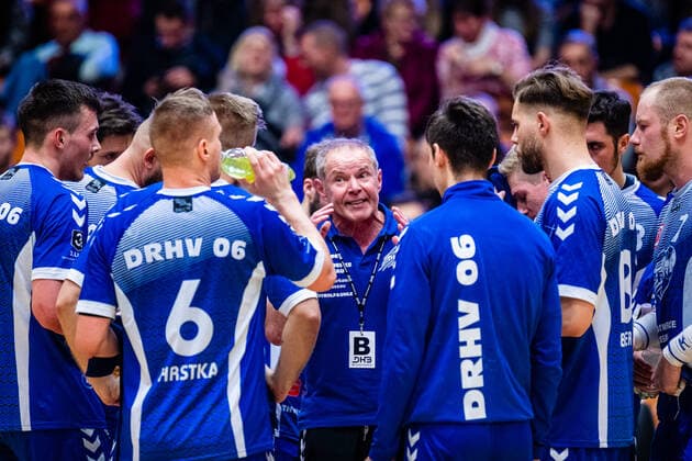 Trainer Uwe Jungandreas (Dessau-Rosslauer HV 06) in der Auszeit waehrend der Begegnung in der 3. Liga Nord-Ost (Herren) Handball - Saison 2019-2020 zwischen Dessau-Rosslauer HV 06 und Eintracht Hildesheim in der Anhalt Arena am 22. December 2019 in Dessau-Rosslau, Sachsen Anhalt, Deutschland