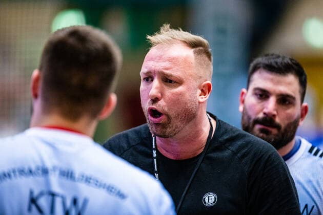 Trainer Jürgen Bätjer (Eintracht Hildesheim) waehrend der Begegnung in der 3. Liga Nord-Ost (Herren) Handball - Saison 2019-2020 zwischen Dessau-Rosslauer HV 06 und Eintracht Hildesheim in der Anhalt Arena am 22. December 2019 in Dessau-Rosslau, Sachsen Anhalt, Deutschland
