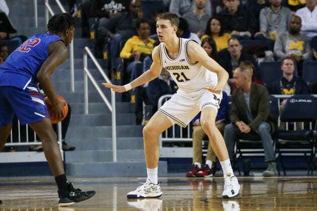 ANN ARBOR, MI - DECEMBER 21: Michigan Wolverines guard Franz Wagner (21) plays defense during a regular season non-conference game between the Presbyterian Blue Hose and the (14) Michigan Wolverines on December 21, 2019, at Crisler Center in Ann Arbor, Michigan. (Photo by Scott W. Grau Icon Sportswire) COLLEGE BASKETBALL: DEC 21 Presbyterian at Michigan Icon191221536