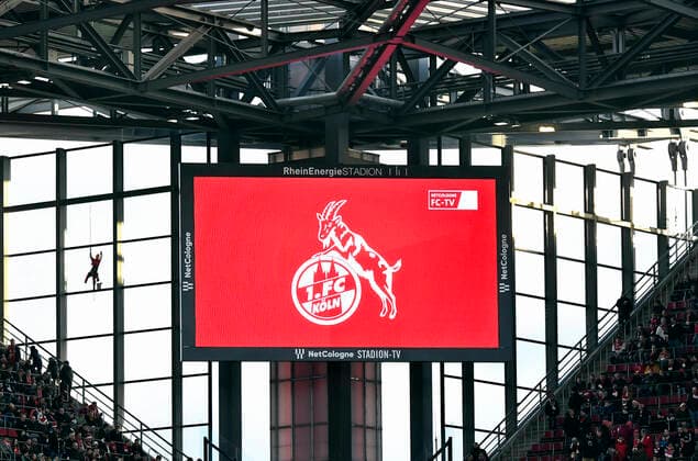 Fussball, Bundesliga, Deutschland, Herren, Saison 2019 2020, 17. Spieltag, Rhein Energie Stadion Köln, 1. FC Köln (weiss) - SV Werder Bremen (grün) 1:0; Vereins-Logo des FC Köln mit Geißbock Hennes auf der Anzeigetafel unter dem Stadiondach. Feature, Symbol, Symbolbild, Einzelbild. DFB DFL REGULATIONS PROHIBIT ANY USE OF PHOTOGRAPHS AS IMAGE SEQUENCES AND OR QUASI-VIDEO