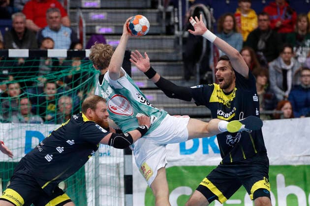 26.12.2019, TUI Arena, Hannover, Ligaspiel, 1. Bundesliga, TSV Hannover-Burgdorf vs TVB Stuttgart, im Bild Manuel Spaeth (9, Stuttgart) und Dominik Weiss (6, Stuttgart) im Zweikampf mit Alfred Joensson (18, Han.-Burgdorf) TSV Hannover-Burgdorf vs TVB Stuttgart
