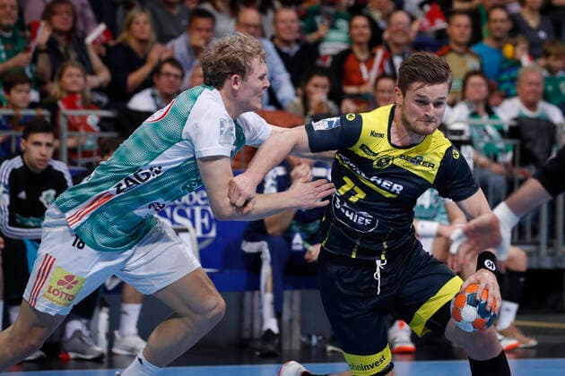 26.12.2019, TUI Arena, Hannover, Ligaspiel, 1. Bundesliga, TSV Hannover-Burgdorf vs TVB Stuttgart, im Bild Alfred Joensson (18, Han.-Burgdorf) im Zweikampf mit David Schmidt (77, Stuttgart) TSV Hannover-Burgdorf vs TVB Stuttgart