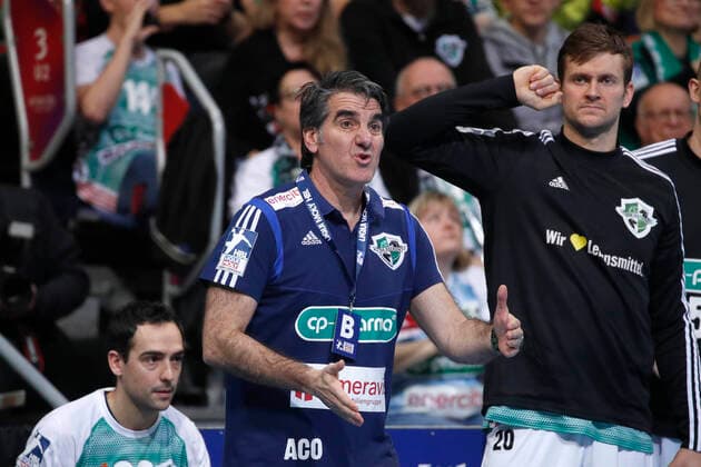 26.12.2019, TUI Arena, Hannover, Ligaspiel, 1. Bundesliga, TSV Hannover-Burgdorf vs TVB Stuttgart, im Bild Carlos Ortega (Trainer, Han.-Burgdorf) gibt Anweisungen TSV Hannover-Burgdorf vs TVB Stuttgart