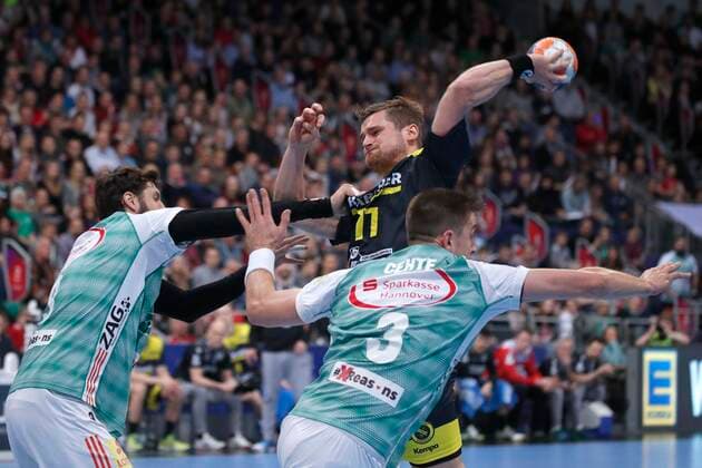 26.12.2019, TUI Arena, Hannover, Ligaspiel, 1. Bundesliga, TSV Hannover-Burgdorf vs TVB Stuttgart, im Bild Mait Patrail (9, Han.-Burgdorf) und Nejc Cehte (3, Han.-Burgdorf) im Zweikampf mit David Schmidt (77, Stuttgart) TSV Hannover-Burgdorf vs TVB Stuttgart