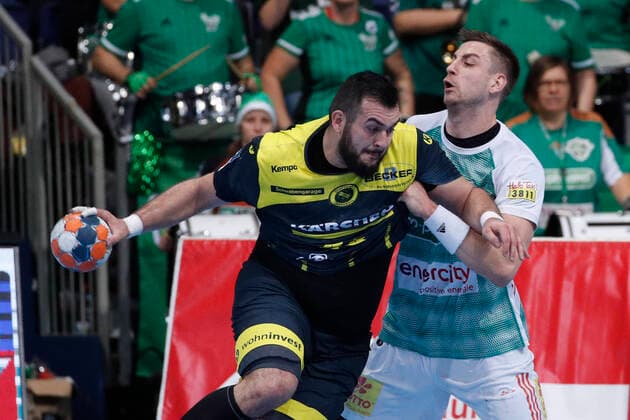 26.12.2019, TUI Arena, Hannover, Ligaspiel, 1. Bundesliga, TSV Hannover-Burgdorf vs TVB Stuttgart, im Bild Zarko Peshevski (44, Stuttgart) im Zweikampf mit Nejc Cehte (3, Han.-Burgdorf) TSV Hannover-Burgdorf vs TVB Stuttgart