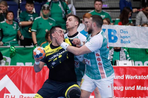 Sport Bilder des Tages 26.12.2019, TUI Arena, Hannover, Ligaspiel, 1. Bundesliga, TSV Hannover-Burgdorf vs TVB Stuttgart, im Bild Zarko Peshevski (44, Stuttgart) im Zweikampf mit Nejc Cehte (3, Han.-Burgdorf) und Ilija Brozovic (44, Han.-Burgdorf) TSV Hannover-Burgdorf vs TVB Stuttgart