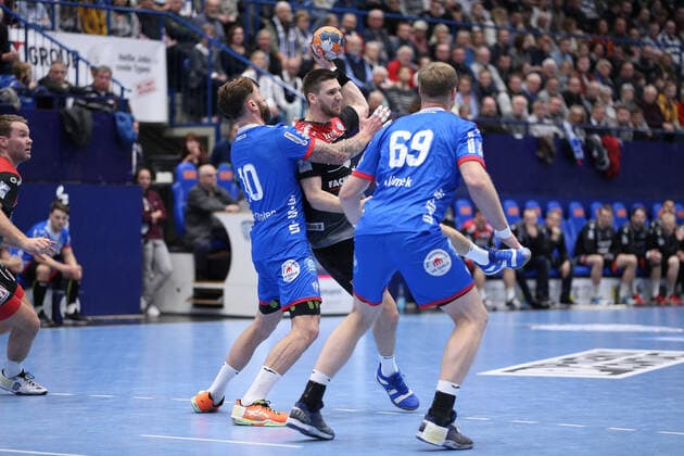 v.l. Fabian van Olphen (TBV Lemgo Lippe 10), Sime Ivic (HC Erlangen 19), Christian Klimek (TBV Lemgo Lippe 69) GER, Handball, 1. Bundesliga, TBV Lemgo Lippe gegen HC Erlangen, 26.12.2019 Lemgo Copyright: xStrohdiekx Eibner-Pressefotox EP_jsk