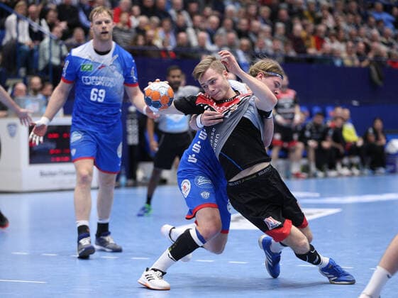 v.l. Andreas Cederholm (TBV Lemgo Lippe 34), Christopher Bissel (HC Erlangen 21) GER, Handball, 1. Bundesliga, TBV Lemgo Lippe gegen HC Erlangen, 26.12.2019 Lemgo Copyright: xStrohdiekx Eibner-Pressefotox EP_jsk