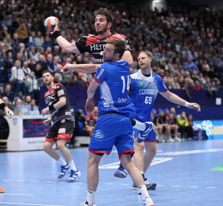 v.l. Michael Haass (HC Erlangen 13), Bobby Schagen (TBV Lemgo Lippe 14) GER, Handball, 1. Bundesliga, TBV Lemgo Lippe gegen HC Erlangen, 26.12.2019 Lemgo Copyright: xStrohdiekx Eibner-Pressefotox EP_jsk