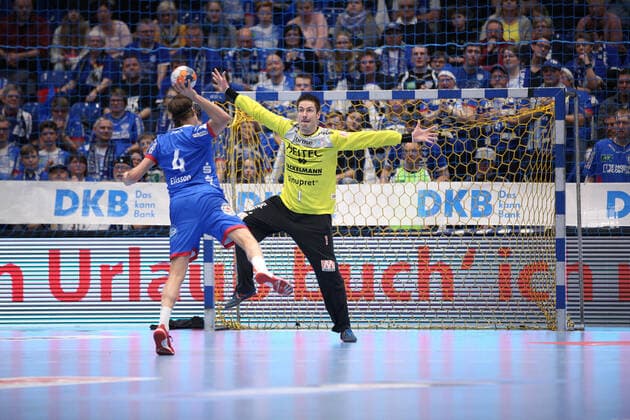v.l. Bjarki Mar Elisson (TBV Lemgo Lippe 4), Carsten Lichtlein (HC Erlangen 1) GER, Handball, 1. Bundesliga, TBV Lemgo Lippe gegen HC Erlangen, 26.12.2019 Lemgo Copyright: xStrohdiekx Eibner-Pressefotox EP_jsk