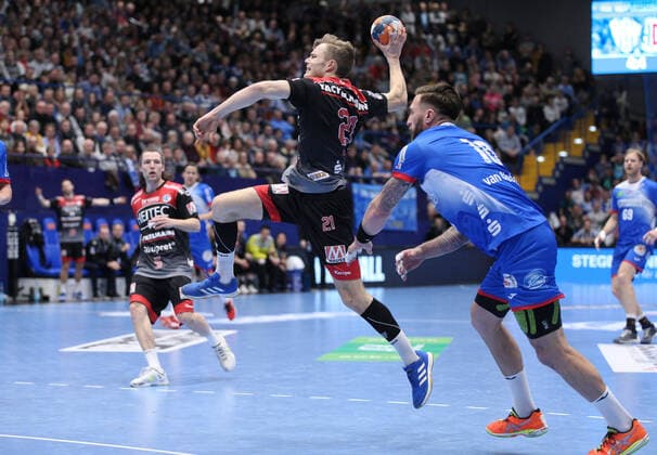 v.l. Christopher Bissel (HC Erlangen 21), Fabian van Olphen (TBV Lemgo Lippe 10) GER, Handball, 1. Bundesliga, TBV Lemgo Lippe gegen HC Erlangen, 26.12.2019 Lemgo Copyright: xStrohdiekx Eibner-Pressefotox EP_jsk