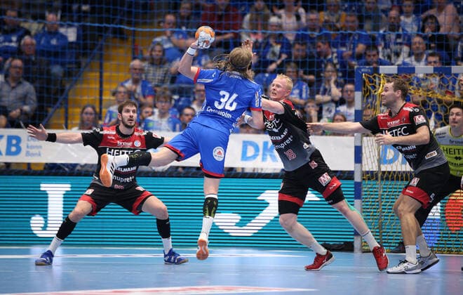 v.l. Michael Haass (HC Erlangen 13), Julius Rose (TBV Lemgo Lippe 43),. Sebastian Firnhaber (HC Erlangen 18) GER, Handball, 1. Bundesliga, TBV Lemgo Lippe gegen HC Erlangen, 26.12.2019 Lemgo Copyright: xStrohdiekx Eibner-Pressefotox EP_jsk