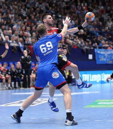 v.l. Christian Klimek (TBV Lemgo Lippe 69), Sime Ivic (HC Erlangen 19) GER, Handball, 1. Bundesliga, TBV Lemgo Lippe gegen HC Erlangen, 26.12.2019 Lemgo Copyright: xStrohdiekx Eibner-Pressefotox EP_jsk