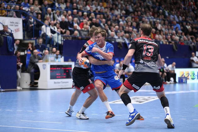 v.l. Petter Overby (HC Erlangen 9), Jonathan Carlsbogard (TBV Lemgo Lippe 9), Michael Haass (HC Erlangen 13) GER, Handball, 1. Bundesliga, TBV Lemgo Lippe gegen HC Erlangen, 26.12.2019 Lemgo Copyright: xStrohdiekx Eibner-Pressefotox EP_jsk
