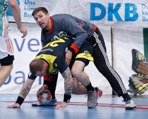 26.12.2019, TUI Arena, Hannover, Ligaspiel, 1. Bundesliga, TSV Hannover-Burgdorf vs TVB Stuttgart, im Bild Patrick Zieker (25, Stuttgart) im Zweikampf mit Urban Lesjak (90, Han.-Burgdorf) TSV Hannover-Burgdorf vs TVB Stuttgart