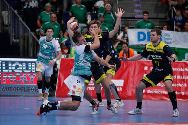 26.12.2019, TUI Arena, Hannover, Ligaspiel, 1. Bundesliga, TSV Hannover-Burgdorf vs TVB Stuttgart, im Bild Fabian Boehm (20, Han.-Burgdorf) im Zweikampf mit Tim Roman Wieling (96, Stuttgart) TSV Hannover-Burgdorf vs TVB Stuttgart