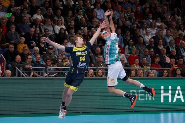 26.12.2019, TUI Arena, Hannover, Ligaspiel, 1. Bundesliga, TSV Hannover-Burgdorf vs TVB Stuttgart, im Bild Tim Roman Wieling (96, Stuttgart) im Zweikampf mit Fabian Boehm (20, Han.-Burgdorf) TSV Hannover-Burgdorf vs TVB Stuttgart