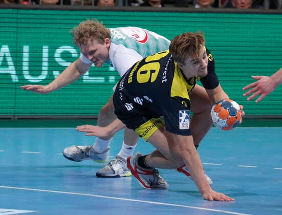 26.12.2019, TUI Arena, Hannover, Ligaspiel, 1. Bundesliga, TSV Hannover-Burgdorf vs TVB Stuttgart, im Bild Alfred Joensson (18, Han.-Burgdorf) im Zweikampf mit Tim Roman Wieling (96, Stuttgart) TSV Hannover-Burgdorf vs TVB Stuttgart