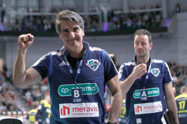Sport Bilder des Tages 26.12.2019, TUI Arena, Hannover, Ligaspiel, 1. Bundesliga, TSV Hannover-Burgdorf vs TVB Stuttgart, im Bild Carlos Ortega (Trainer, Han.-Burgdorf) und Iker Romero (Co-Trainer, Han.-Burgdorf) jubeln nach dem Sieg ueber Stuttgart TSV Hannover-Burgdorf vs TVB Stuttgart