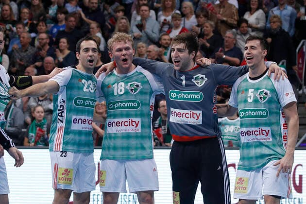26.12.2019, TUI Arena, Hannover, Ligaspiel, 1. Bundesliga, TSV Hannover-Burgdorf vs TVB Stuttgart, im Bild Christian Ugalde Garcia (23, Han.-Burgdorf), Alfred Joensson (18, Han.-Burgdorf), Domenico Ebner (1, Han.-Burgdorf) und Ivan Martinovic (5, Han.-Burgdorf) jubeln nach dem Sieg ueber Stuttgart TSV Hannover-Burgdorf vs TVB Stuttgart
