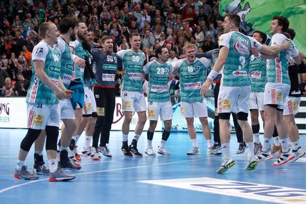 26.12.2019, TUI Arena, Hannover, Ligaspiel, 1. Bundesliga, TSV Hannover-Burgdorf vs TVB Stuttgart, im Bild Die Mannschaft vom TSV Hannover-Burgdorf jubelt nach dem Sieg ueber Stuttgart TSV Hannover-Burgdorf vs TVB Stuttgart