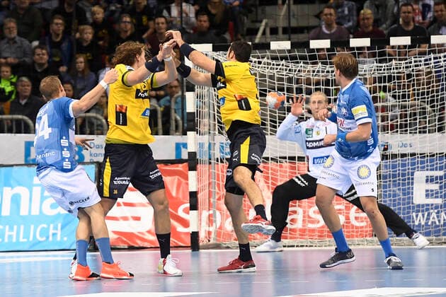 Handball - Bundesliga -19. Spieltag Bergischer HC - Rhein-Neckar Löwen am 26.12.2019 im ISS Dome in Düsseldorf BHCs Linus Arnesson (Nr.24) scheitert an Rhein-Neckar Löwe Mikael Appelgren (Nr.1)