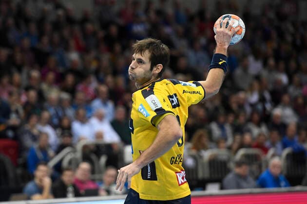 Handball - Bundesliga -19. Spieltag Bergischer HC - Rhein-Neckar Löwen am 26.12.2019 im ISS Dome in Düsseldorf Rhein-Neckar Löwe Uwe Gensheimer beim Siebenmeter