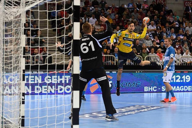 Handball - Bundesliga -19. Spieltag Bergischer HC - Rhein-Neckar Löwen am 26.12.2019 im ISS Dome in Düsseldorf Rhein-Neckar Löwe Patrick Groetzki (Nr.24) gegen BHCs Torhüter Tomas Mrkva (Nr.61)