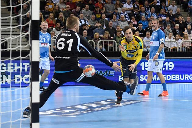 Handball - Bundesliga -19. Spieltag Bergischer HC - Rhein-Neckar Löwen am 26.12.2019 im ISS Dome in Düsseldorf Rhein-Neckar Löwe Patrick Groetzki (Nr.24) gegen BHCs Torhüter Tomas Mrkva (Nr.61)