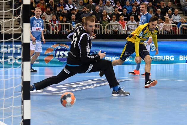 Handball - Bundesliga -19. Spieltag Bergischer HC - Rhein-Neckar Löwen am 26.12.2019 im ISS Dome in Düsseldorf Rhein-Neckar Löwe Patrick Groetzki (Nr.24) gegen BHCs Torhüter Tomas Mrkva (Nr.61)
