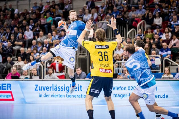 1. Handball Bundesliga; Bergischer HC - Rhein-Neckar Loewen; 26.12.2019 Alexander Weck ( 9, Bergischer Handball Club), Jesper Nielsen ( 36, Rhein-Neckar Loewen), 1. Handball Bundesliga, Bergischer HC - Rhein-Neckar Loewen, ISS Dome, Duesseldorf Copyright: xBEAUTIFULxSPORTS Wunderlx