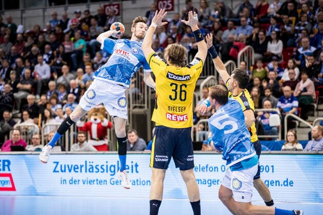 1. Handball Bundesliga; Bergischer HC - Rhein-Neckar Loewen; 26.12.2019 Alexander Weck ( 9, Bergischer Handball Club), Jesper Nielsen ( 36, Rhein-Neckar Loewen), 1. Handball Bundesliga, Bergischer HC - Rhein-Neckar Loewen, ISS Dome, Duesseldorf Copyright: xBEAUTIFULxSPORTS Wunderlx