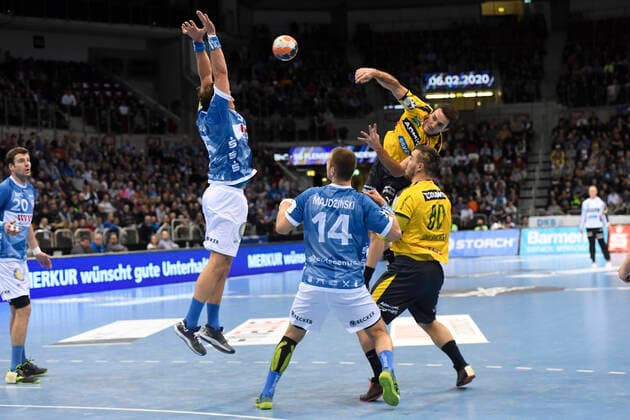 Handball - Bundesliga -19. Spieltag Bergischer HC - Rhein-Neckar Löwen am 26.12.2019 im ISS Dome in Düsseldorf Sprungwurf von Rhein-Neckar Löwe Romain Lagarde (Nr.8)