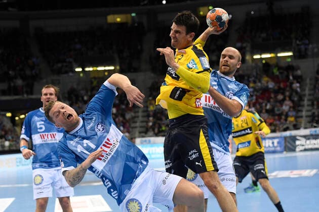 Handball - Bundesliga -19. Spieltag Bergischer HC - Rhein-Neckar Löwen am 26.12.2019 im ISS Dome in Düsseldorf Rhein-Neckar Löwe Andy Schmid (Nr.2) gegen BHCs Arnor Thor Gunnarsson (Nr.11)